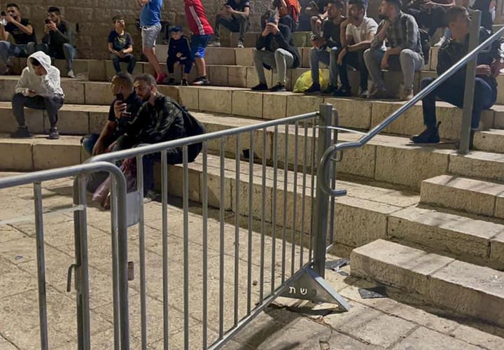 قوات الاحتلال تعيد جزء من السواتر الحديدية في منطقة باب العامود بمدينة #القدس