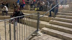 قوات الاحتلال تعيد جزء من السواتر الحديدية في منطقة باب العامود بمدينة #القدس