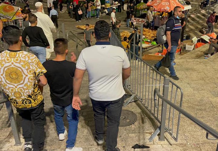 قوات الاحتلال تعيد جزء من السواتر الحديدية في منطقة باب العامود بمدينة #القدس