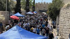 آلاف المصلين يؤدون صلاة الجمعة الثالثة من رمضان في الأقصى