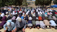 آلاف المصلين يؤدون صلاة الجمعة الثالثة من رمضان في الأقصى