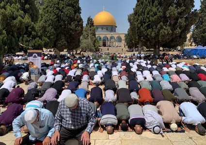 آلاف المصلين يؤدون صلاة الجمعة الثالثة من رمضان في الأقصى