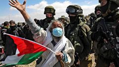 قوات الاحتلال تقمع المشاركين في مسيرة تضامنية مع أهالي عين البيضا