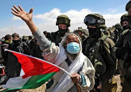 قوات الاحتلال تقمع المشاركين في مسيرة تضامنية مع أهالي عين البيضا