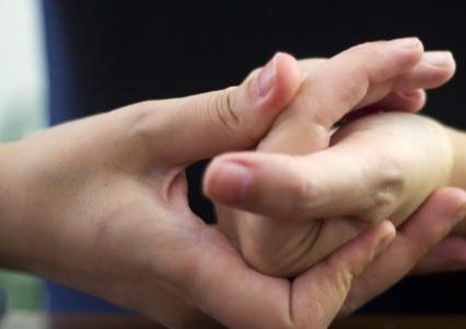 أسباب تمنعك من طقطقة أصابعك