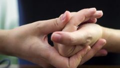 أسباب تمنعك من طقطقة أصابعك