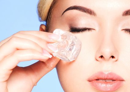 حلول سهلة وطبيعية... كيفية التخلص من انتفاخات العين