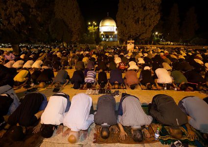 صلاتي العشاء والتراويح في رحاب المسجد الأقصى المبارك