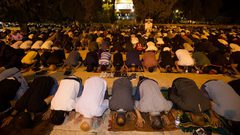 صلاتي العشاء والتراويح في رحاب المسجد الأقصى المبارك