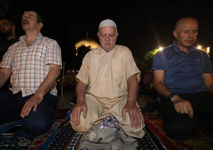 صلاتي العشاء والتراويح في رحاب المسجد الأقصى المبارك