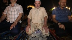 صلاتي العشاء والتراويح في رحاب المسجد الأقصى المبارك