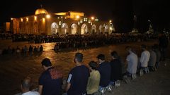 صلاتي العشاء والتراويح في رحاب المسجد الأقصى المبارك