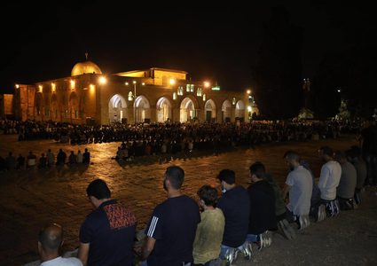 صلاتي العشاء والتراويح في رحاب المسجد الأقصى المبارك