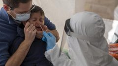 خبير يحذر مما يفعله فيروس كورونا بالأطفال