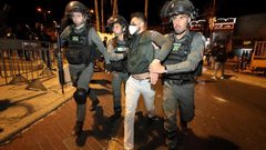 شرطة الاحتلال تعتدي على المواطنين المعتصمين في حي الشيخ جراح