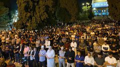 المقدسيون يؤدون صلاتي العشاء والتراويح ليلة الـ(22) من رمضان