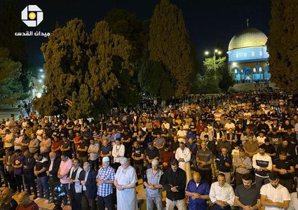 المقدسيون يؤدون صلاتي العشاء والتراويح ليلة الـ(22) من رمضان