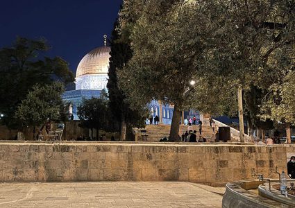 من ساحات الأقصى بعد أداء صلاة فجر اليوم الاثنين