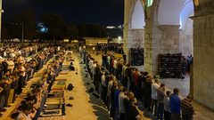 المقدسيون يؤدون صلاتي العشاء والتراويح ليلة الـ(22) من رمضان