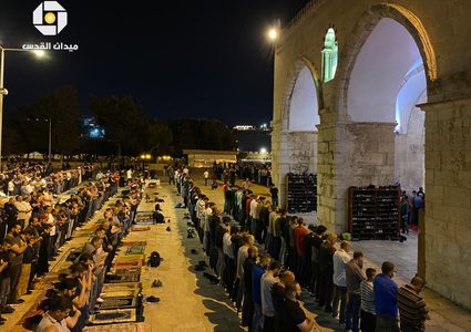 المقدسيون يؤدون صلاتي العشاء والتراويح ليلة الـ(22) من رمضان