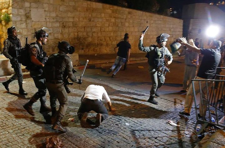 قوات الاحتلال تعتدي على المصلين قرب باب الأسباط بالقدس المحتلة