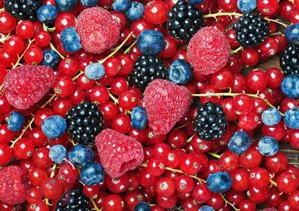 تناول التوت بشكل غير محدود قد يسبب زيادة الوزن