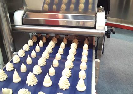 "الخيرية الإسلامية" توزع معدات لصناعة الحلويات