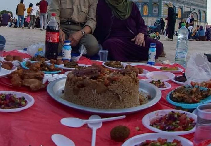 الإفطار في باحات المسجد الأقصى المبارك
تصوير: محمود معطان
