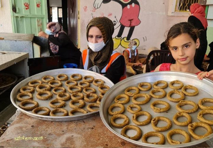 "كعك المبادرون" مبادرة نسائية في رفح لتجهيز الكعك وتوزيعه على الأسر الفقيرة