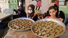 "كعك المبادرون" مبادرة نسائية في رفح لتجهيز الكعك وتوزيعه على الأسر الفقيرة