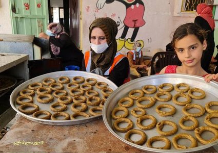 "كعك المبادرون" مبادرة نسائية في رفح لتوزيع الكعك على الفقراء