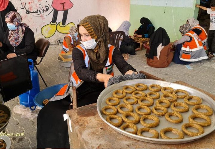 "كعك المبادرون" مبادرة نسائية في رفح لتجهيز الكعك وتوزيعه على الأسر الفقيرة