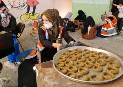 "كعك المبادرون" مبادرة نسائية في رفح لتوزيع الكعك على الفقراء