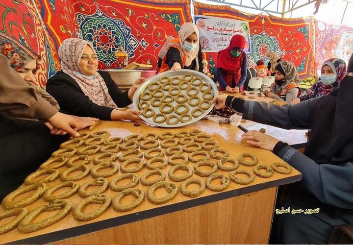 "كعك المبادرون" مبادرة نسائية في رفح لتجهيز الكعك وتوزيعه على الأسر الفقيرة