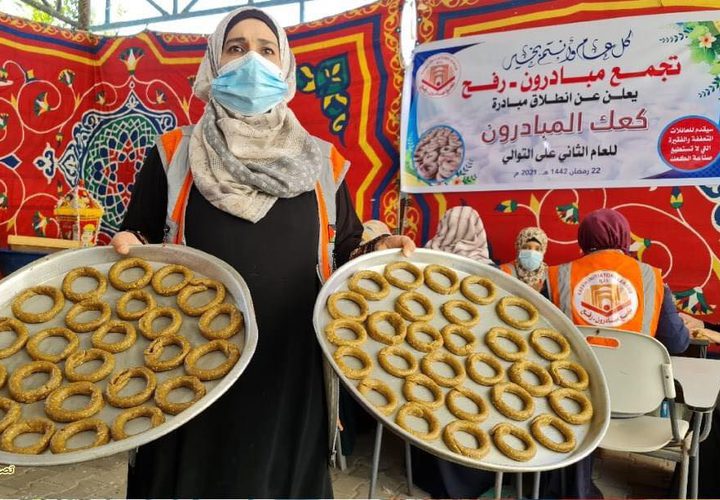 "كعك المبادرون" مبادرة نسائية في رفح لتجهيز الكعك وتوزيعه على الأسر الفقيرة