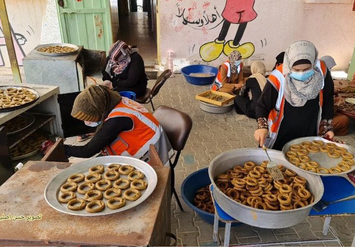 "كعك المبادرون" مبادرة نسائية في رفح لتجهيز الكعك وتوزيعه على الأسر الفقيرة