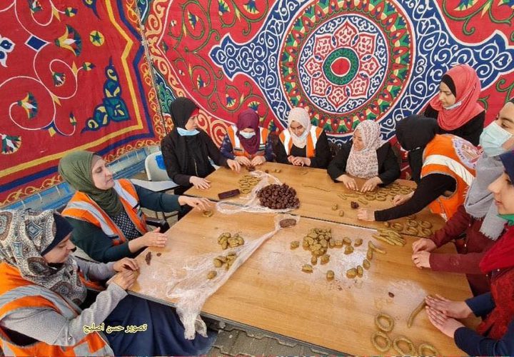 "كعك المبادرون" مبادرة نسائية في رفح لتجهيز الكعك وتوزيعه على الأسر الفقيرة