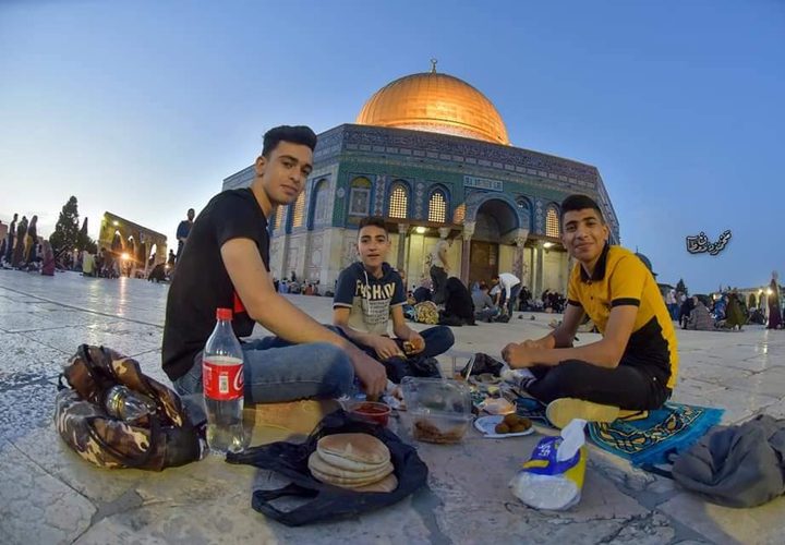 الإفطار في باحات المسجد الأقصى المبارك
تصوير: محمود معطان
