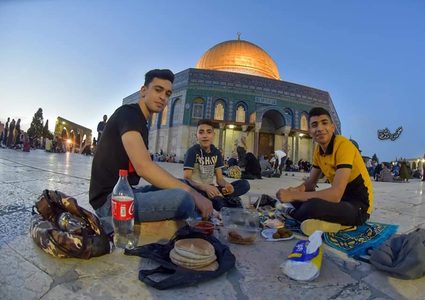 الإفطار في باحات المسجد الأقصى المبارك
تصوير: محمود معطان