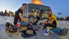 الإفطار في باحات المسجد الأقصى المبارك