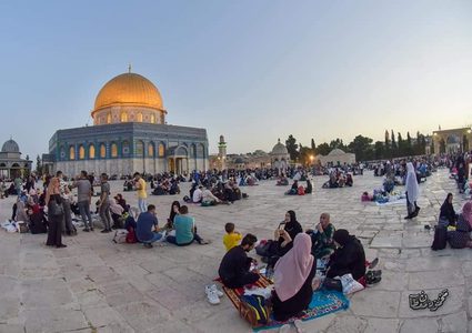 الإفطار في باحات المسجد الأقصى المبارك
تصوير: محمود معطان