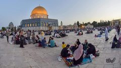 الإفطار في باحات المسجد الأقصى المبارك
تصوير: محمود معطان