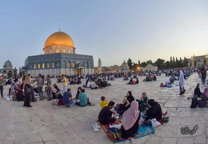 الإفطار في باحات المسجد الأقصى المبارك
تصوير: محمود معطان