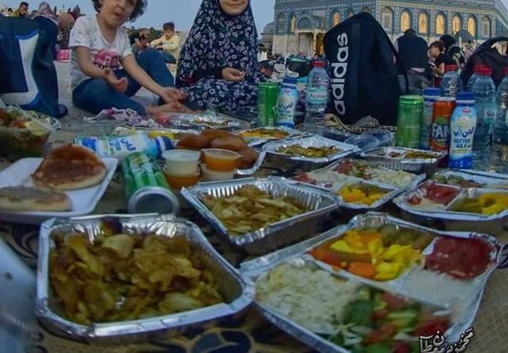 الإفطار في باحات المسجد الأقصى المبارك
تصوير: محمود معطان