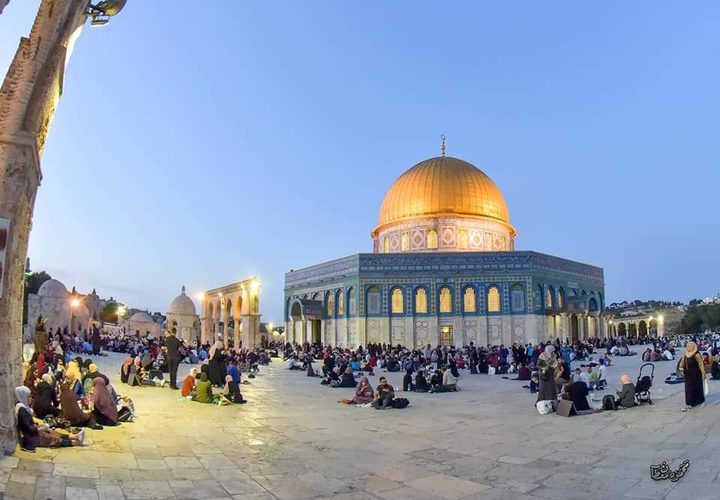 الإفطار في باحات المسجد الأقصى المبارك
تصوير: محمود معطان