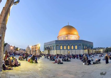 الإفطار في باحات المسجد الأقصى المبارك
تصوير: محمود معطان