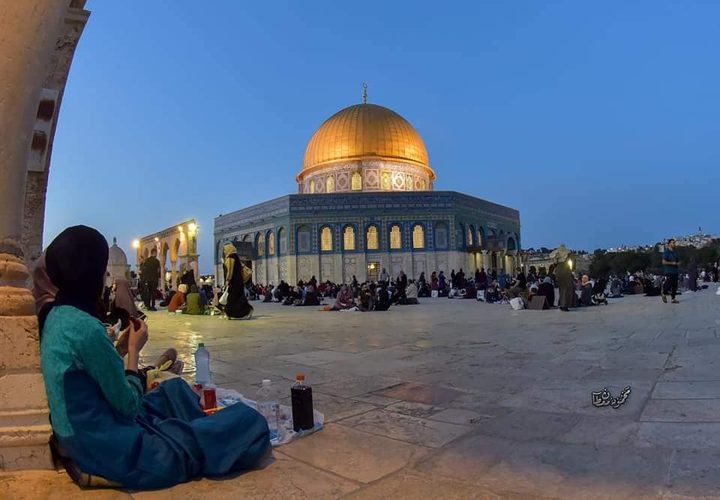 الإفطار في باحات المسجد الأقصى المبارك
تصوير: محمود معطان