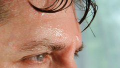 العرق البارد يشير إلى ضرورة مراجعة الطبيب