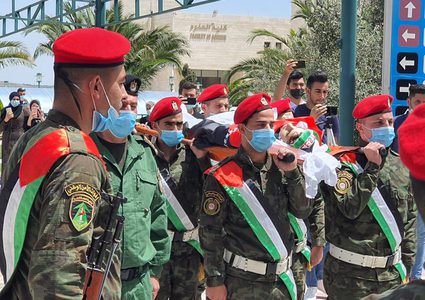 مراسم عسكرية في وداع الشهيد عودة