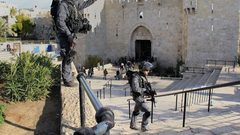 الاحتلال يغلق باب العامود وعدة أحياء في القدس الأحد